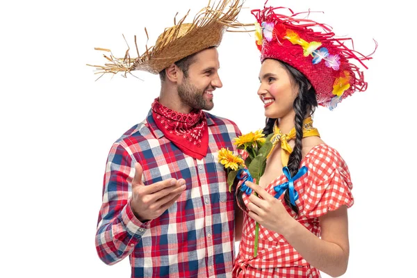 Homem feliz e mulher jovem em roupas festivas com girassóis isolados em branco — Fotografia de Stock