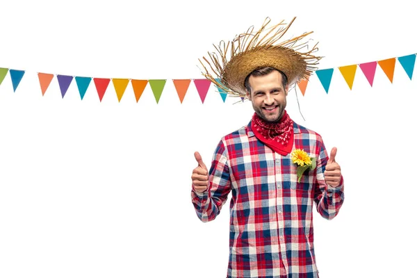 Hombre feliz en sombrero de paja mostrando pulgares hacia arriba cerca de la guirnalda de la bandera aislado en blanco - foto de stock