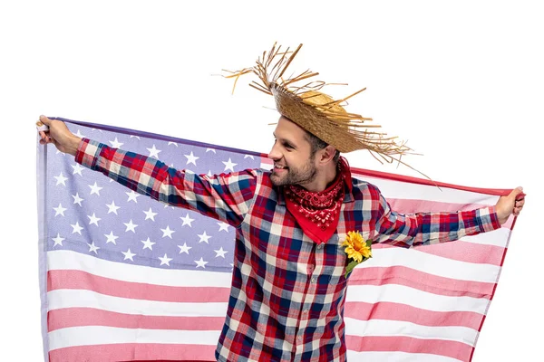 Усміхнений чоловік у солом'яному капелюсі тримає американський прапор, ізольований на білому — стокове фото