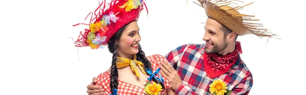 Tiro panorâmico de homem e mulher jovem em roupas festivas com girassóis isolados em branco — Fotografia de Stock