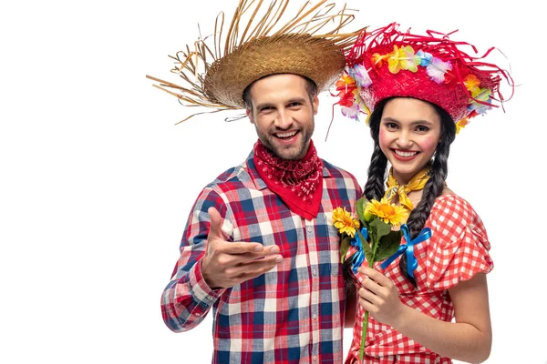 Hombre alegre y mujer joven en ropa festiva con girasoles aislados en blanco - foto de stock