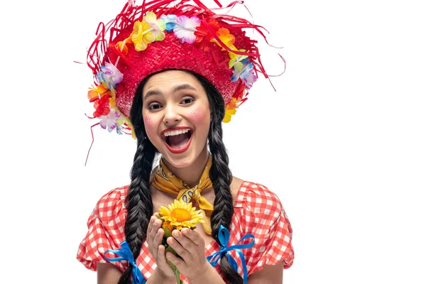 Chica feliz en ropa festiva y sombrero de paja celebración de girasol aislado en blanco - foto de stock