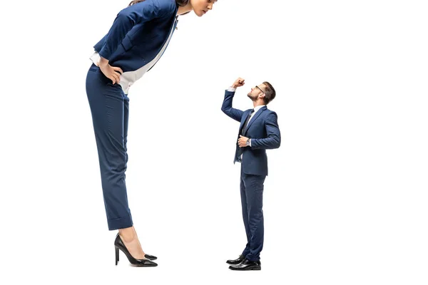 Маленький бизнесмен показывает сжатый кулак крупной бизнесвумен, изолированной на белом — стоковое фото