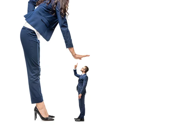 Gran empresaria mostrando señal de stop cerca de pequeño empresario aislado en blanco - foto de stock