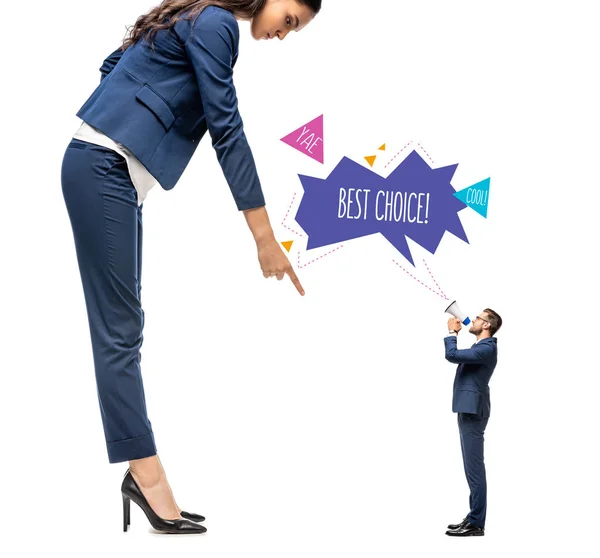 Pequeño hombre de negocios gritando en boquilla a gran mujer de negocios señalando con el dedo aislado en blanco con la mejor opción de letras - foto de stock