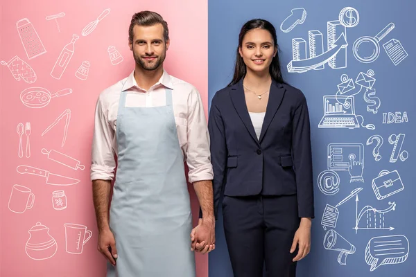 Hombre sonriente en delantal y mujer de negocios tomados de la mano en azul y rosa - foto de stock