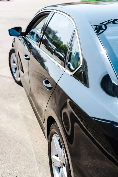 Selective focus of shiny black and modern car in parking — Stock Photo
