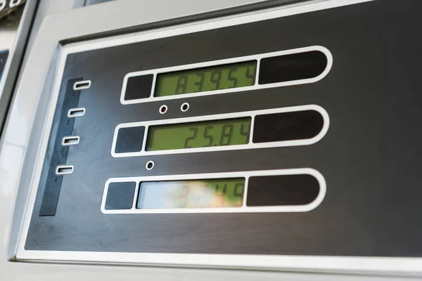 Низкоугловой обзор ценового индикатора на бензине и бензине на АЗС — стоковое фото