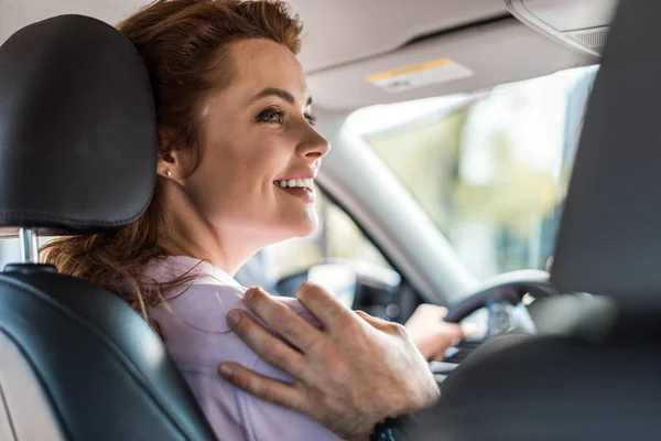 Vue recadrée de l'homme touchant épaule de la femme dans la voiture — Photo de stock