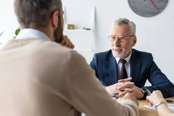 Selektives Augenmerk des Autohändlers auf Brille beim Blick auf den Mann im Amt — Stockfoto