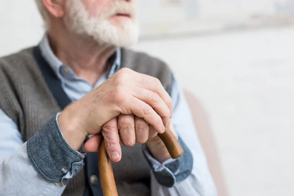 Ausgeschnittener Blick auf älteren Mann mit Gehstock in der Hand — Stockfoto