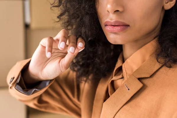 Cropped view of brunette african american girl near carton boxes — Stock Photo