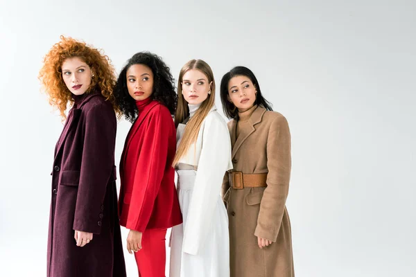 Jolies femmes blondes et rousses debout avec des filles afro-américaines sur blanc — Photo de stock