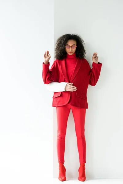 Vue recadrée de femme touchant attrayant afro-américain femme dans des lunettes de soleil sur blanc — Photo de stock