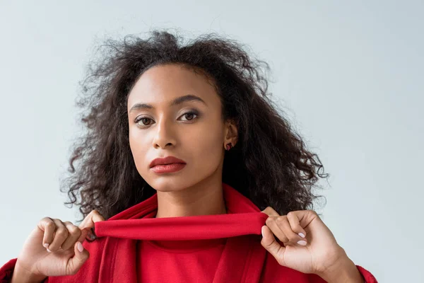 Atraente encaracolado Africano americano mulher olhando para câmera isolada no branco — Fotografia de Stock