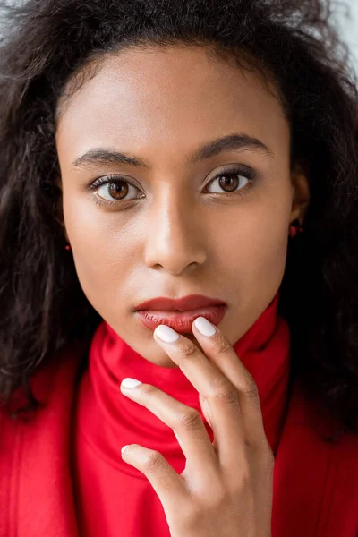 Close up de atraente morena afro-americana menina olhando para a câmera — Fotografia de Stock