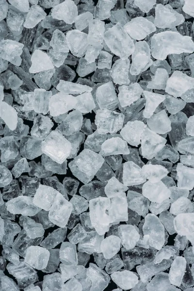 Vista superior de cristais de sal branco na superfície preta — Fotografia de Stock
