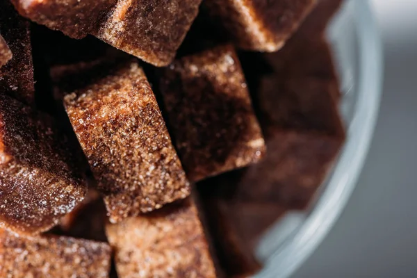 Крупним планом вид солодких нерафінованих коричневих кубиків цукру — стокове фото