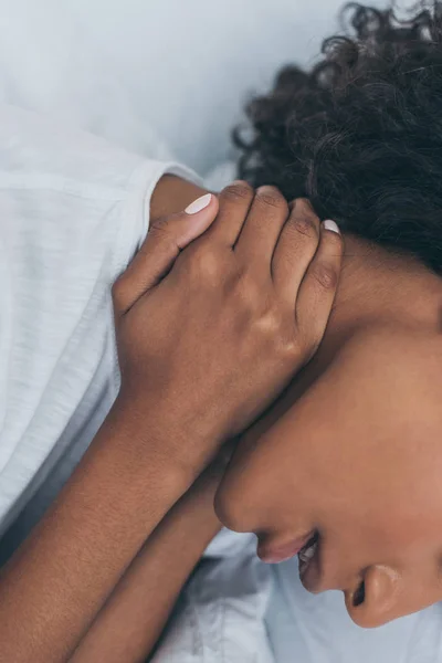 Abgeschnittene Ansicht einer Afroamerikanerin, die unter Nackenschmerzen leidet — Stockfoto
