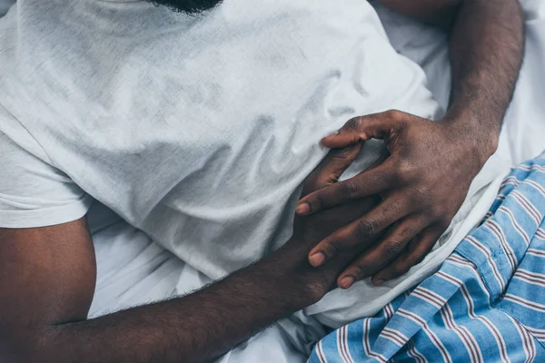 Visão cortada do homem afro-americano que sofre de dor abdominal — Fotografia de Stock