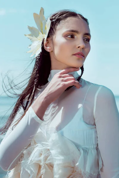 Retrato de mujer hermosa en traje de cisne blanco mirando hacia otro lado - foto de stock