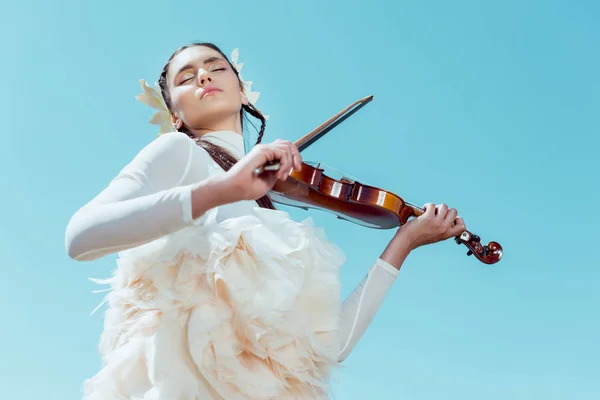 Faible angle de lecture de musique sur fond de ciel — Photo de stock