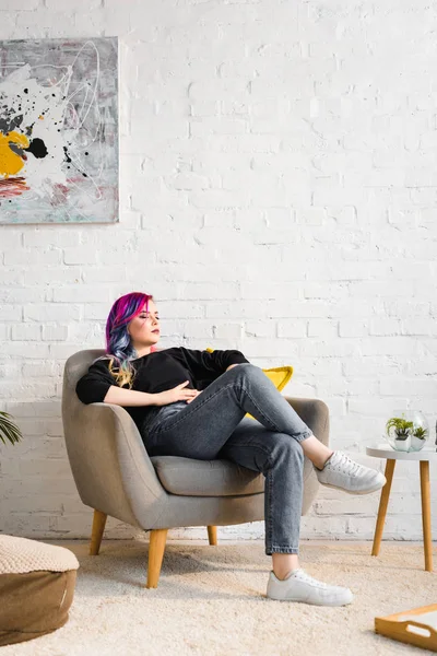 Fille hipster en vêtements décontractés se détendre sur un fauteuil à la maison — Photo de stock