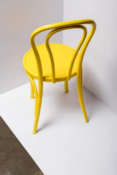 Жовтий зручний стілець на білому і сірому з копією простору — стокове фото
