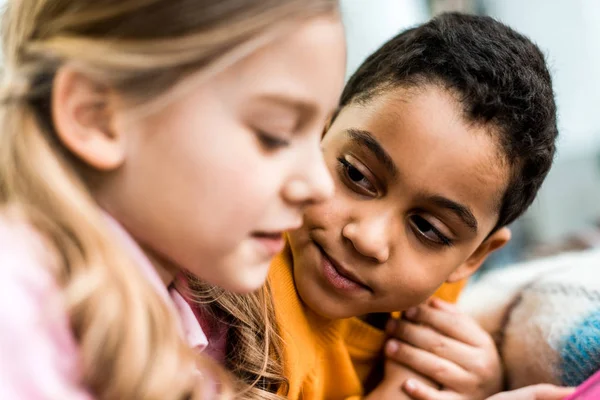 Enfoque selectivo del niño afroamericano lindo mirando al niño - foto de stock