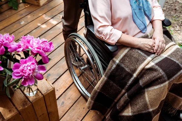 Blick auf gehbehinderte Seniorin im Rollstuhl abgeschnitten — Stockfoto