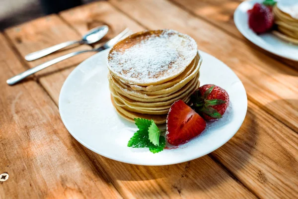 Selective focus of tasty pancakes with red organic strawberries — Stock Photo