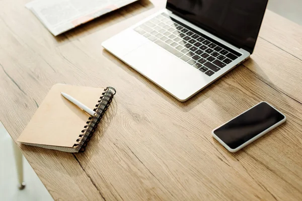 Smartphone com tela em branco perto de laptop e notebook com caneta — Fotografia de Stock