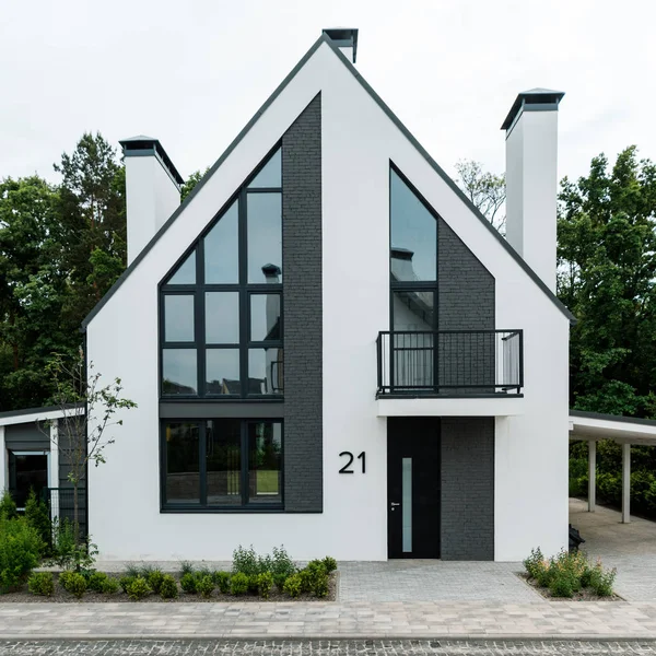 Grama verde perto de nova casa moderna e de luxo — Fotografia de Stock