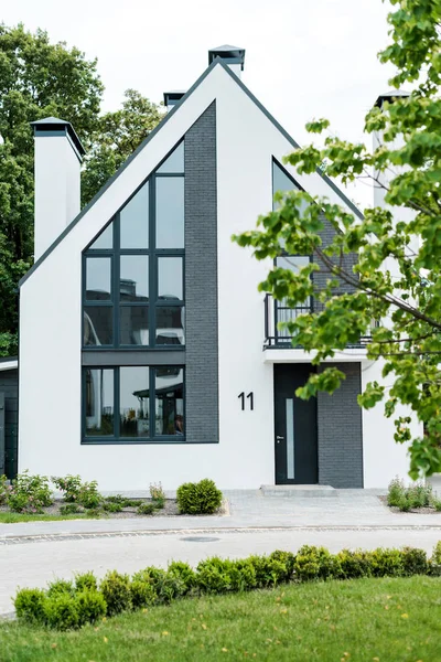 Foyer sélectif de l'herbe verte près de la nouvelle maison moderne et de luxe — Photo de stock