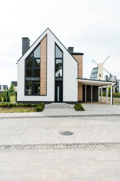 Neues modernes und luxuriöses Haus mit Fenstern und Türen — Stockfoto