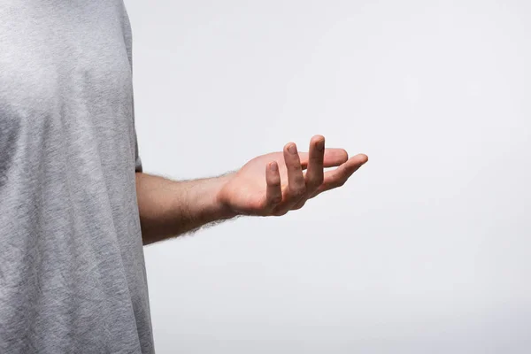 Teilansicht eines Mannes, der mit der Hand gestikuliert, während er Körpersprache verwendet, die auf dem grauen, menschlichen Emotions- und Ausdruckskonzept isoliert ist — Stockfoto