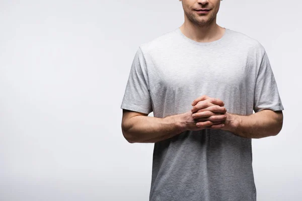 Vue partielle de l'homme debout les mains serrées isolé sur le concept gris, émotion humaine et expression — Photo de stock