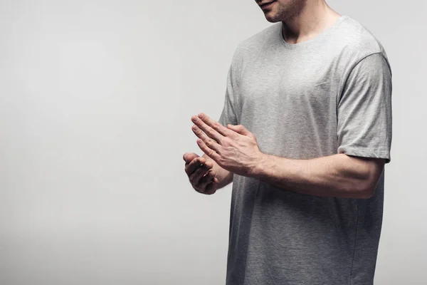 Частичный взгляд на человека, жестикулирующего руками, используя язык тела, изолированный от серого, человеческих эмоций и выражений — стоковое фото