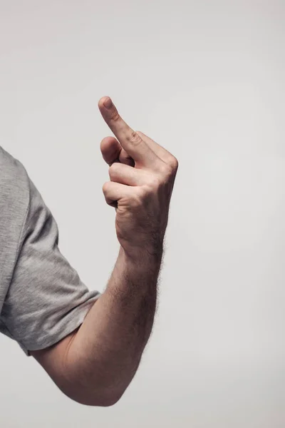 Teilansicht des Menschen zeigt Mittelfinger isoliert auf grauem, menschlichem Empfindungs- und Ausdruckskonzept — Stockfoto