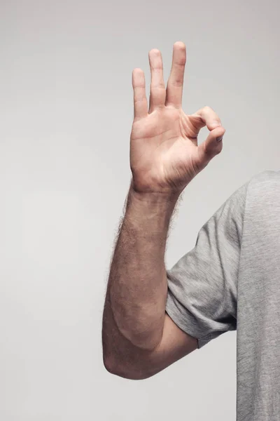 Abgeschnittene Ansicht eines Mannes, der Okay-Zeichen zeigt, isoliert auf grauem, menschlichem Emotions- und Ausdruckskonzept — Stockfoto