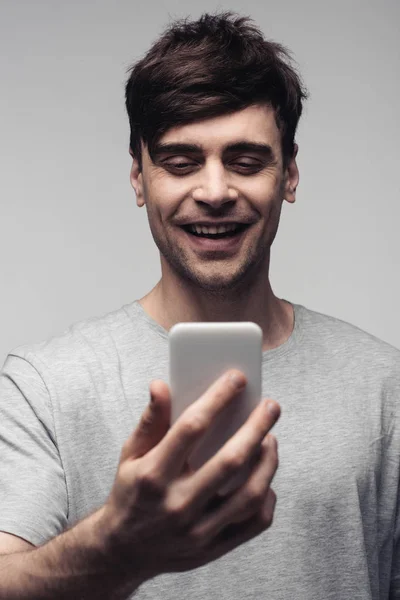 Fröhlicher Mann mit Videoanruf auf Smartphone isoliert auf grau — Stockfoto