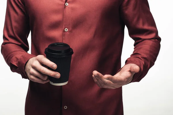 Visione parziale dell'uomo gesticolare con mano mentre tiene il caffè per andare isolato sul grigio, emozione umana e concetto di espressione — Foto stock