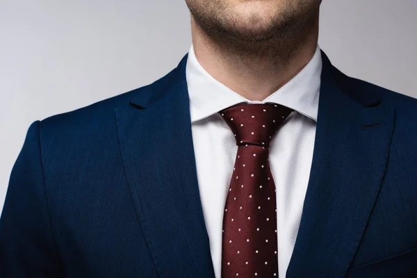 Vista recortada de hombre de negocios en traje y corbata aislado en gris - foto de stock