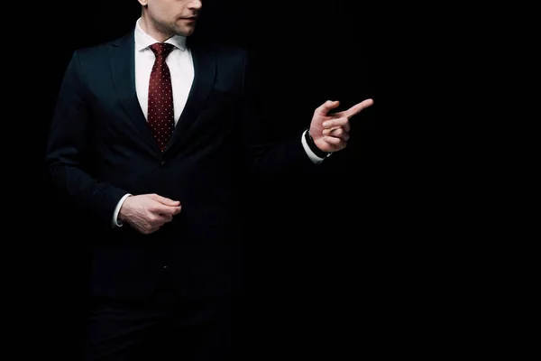 Visión parcial del empresario señalando con el dedo aislado en negro, la emoción humana y el concepto de expresión - foto de stock
