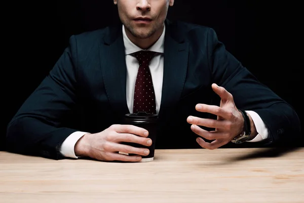 Chateado, bêbado empresário gesticulando com a mão e sorrindo isolado no preto — Fotografia de Stock