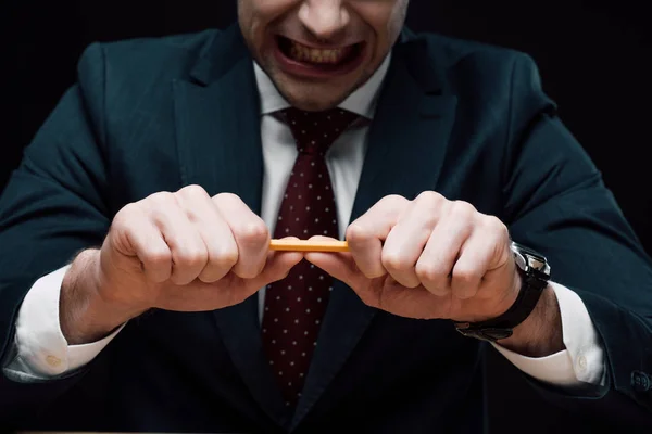Teilansicht irritierter Geschäftsmann bremst Bleistift auf Schwarz — Stockfoto