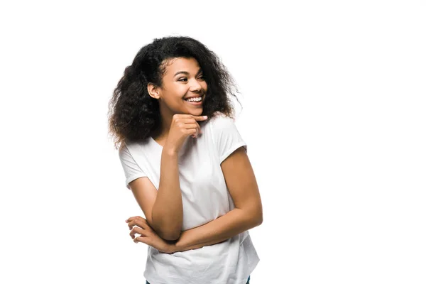 Весела афроамериканська дівчина в білій футболці ізольована на білому — стокове фото