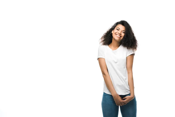 Весела афроамериканська дівчина в білій футболці стоїть ізольовано на білому — стокове фото