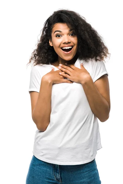 Удивлённая африканская американка в белой футболке стоящая изолированная на белом — стоковое фото
