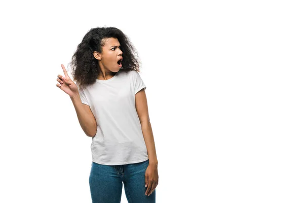 Choqué frisé afro-américain femme pointant avec doigt isolé sur blanc — Photo de stock